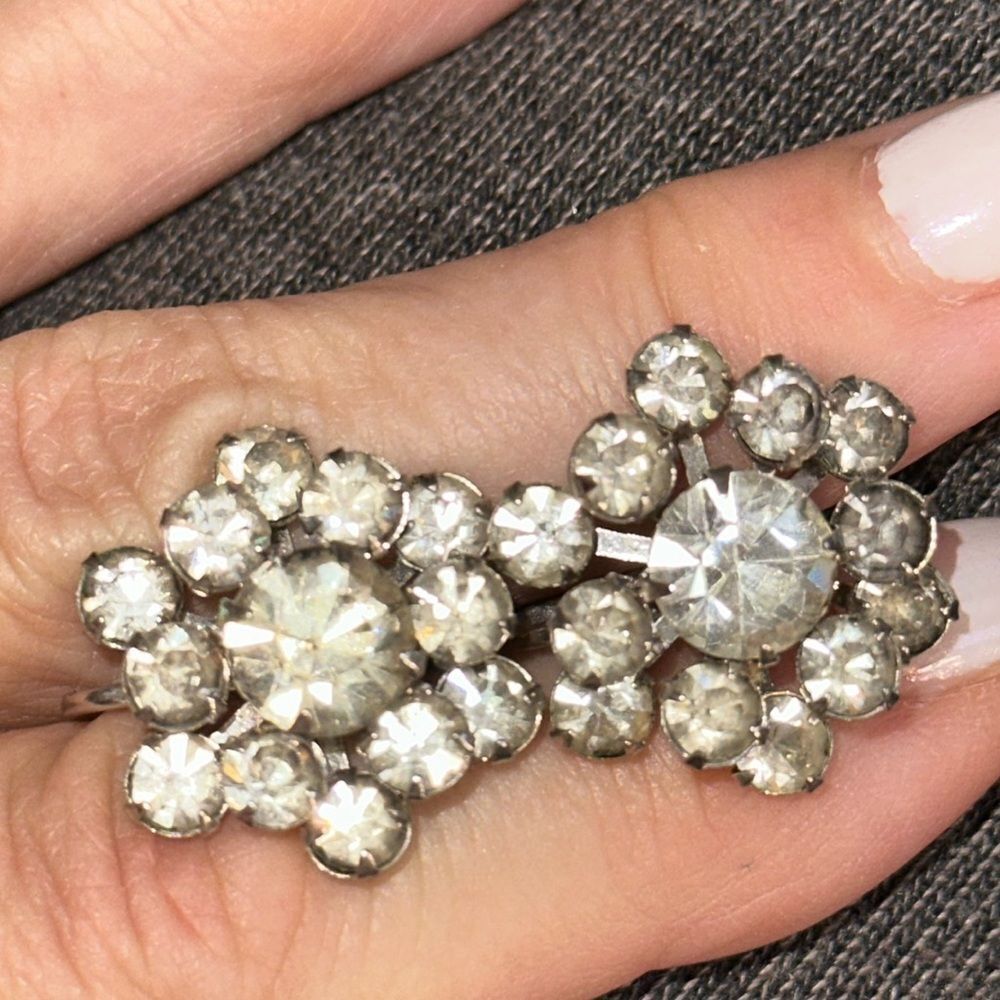 Vintage 60s round flower shaped‎ rhinestone screw back earrings